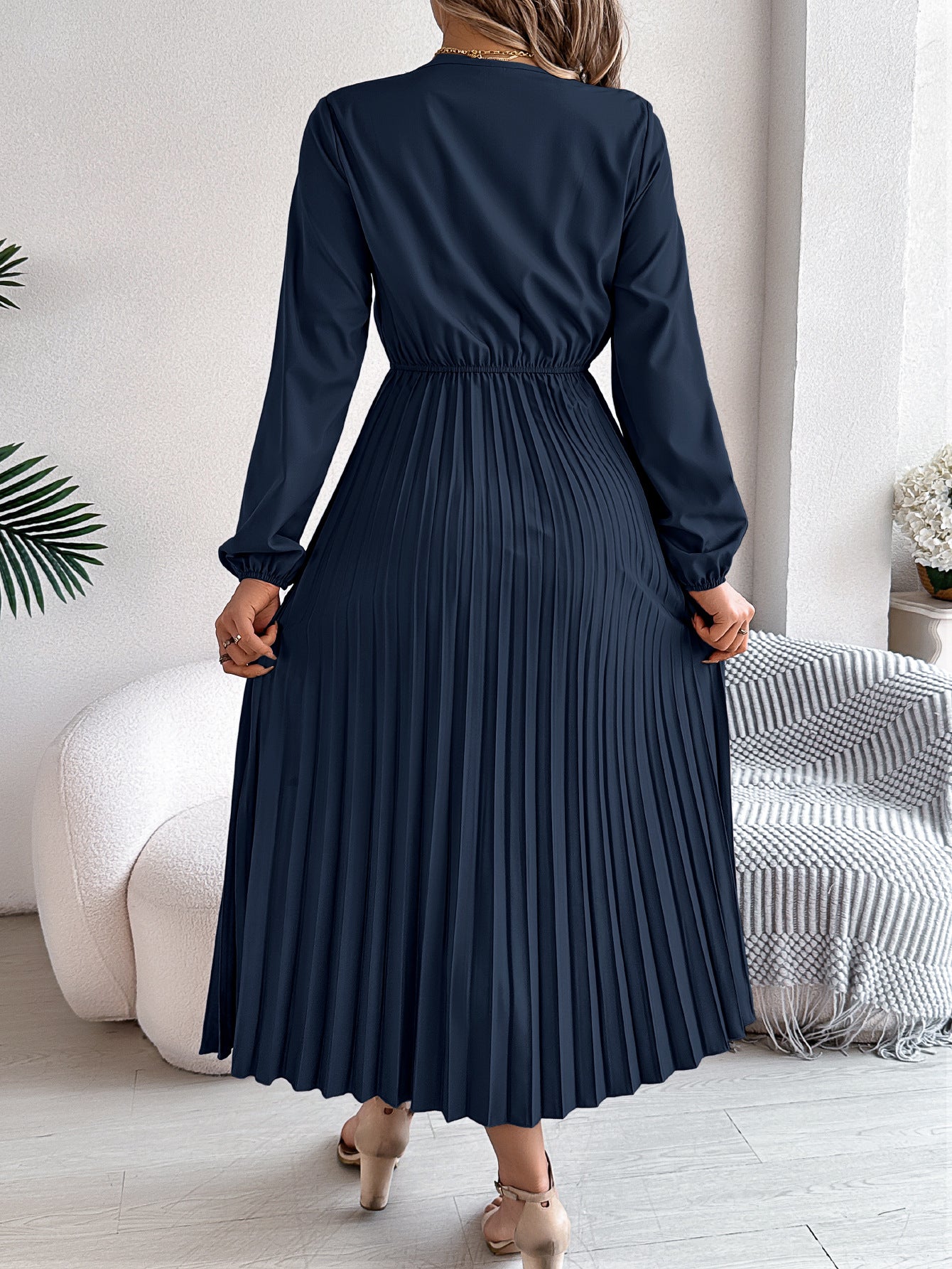 Elegant Lace V-Neck Pleated Long Sleeve Midi Dress