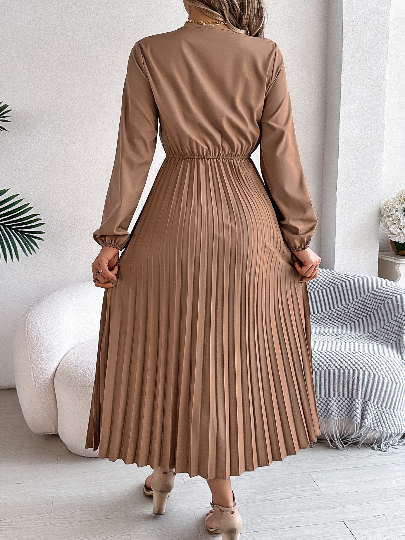 Elegant Lace V-Neck Pleated Long Sleeve Midi Dress