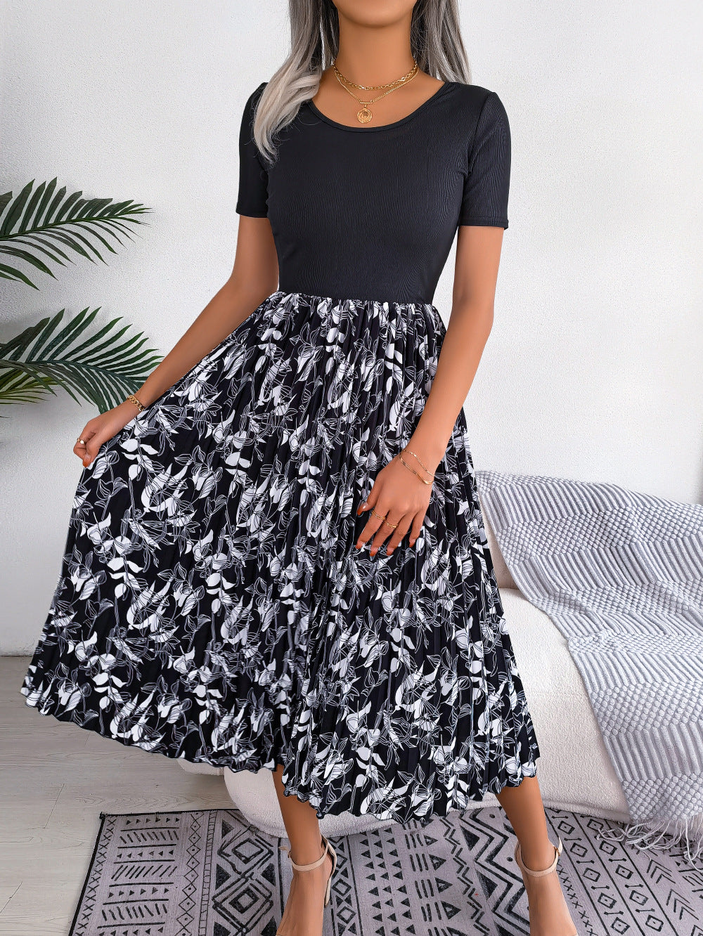 Leaf Print Crew Neck Pleated Chiffon Midi Dress in - by Malbusaat