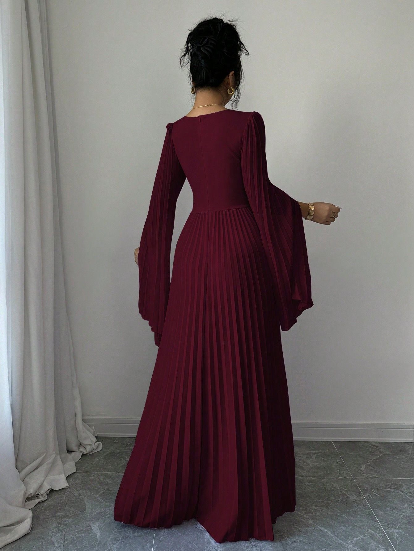 Elegant Malbusaat Deep V pleated maxi dress in burgundy with long flowing sleeves